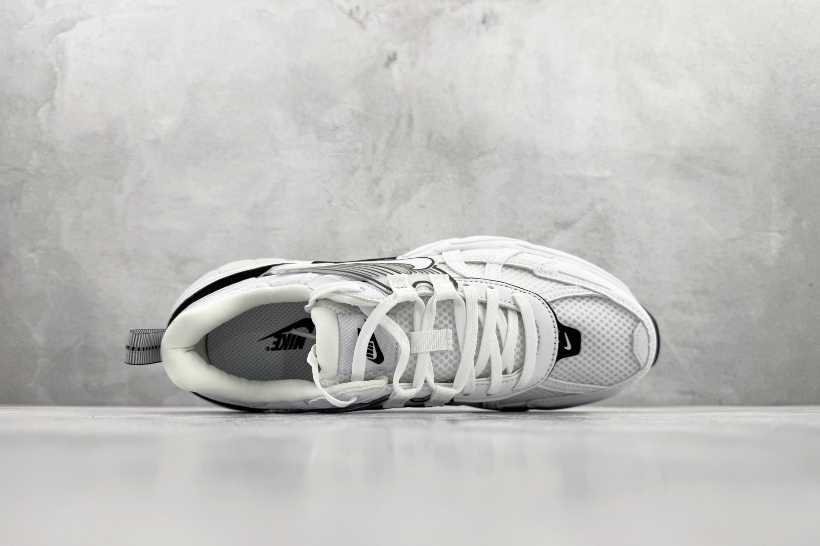 230 Nike V2K Run 白黑 HF5342-100