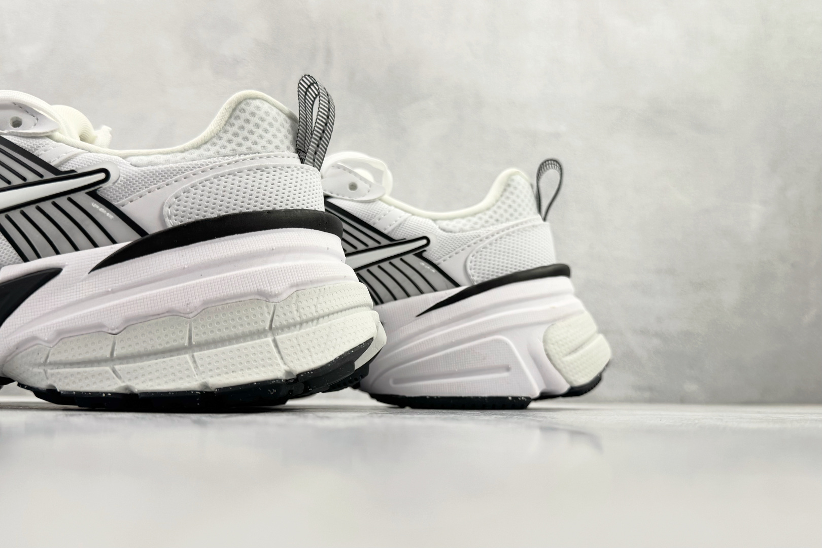 230 Nike V2K Run 白黑 HF5342-100