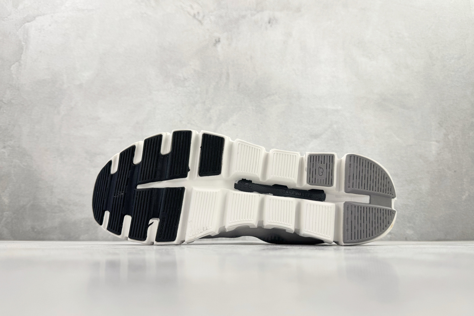 180 On昂跑 Cloud 6 Push 黑灰 3MF10050522