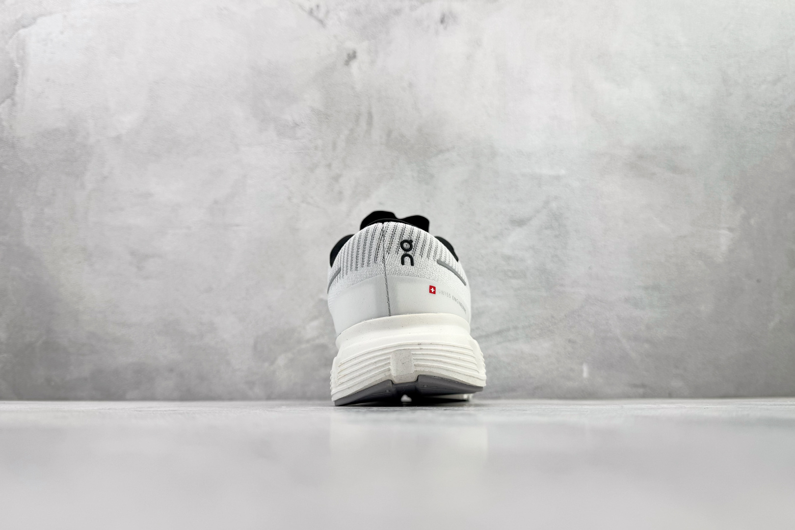 180 On昂跑 Cloud 6 Push 黑灰 3MF10050522