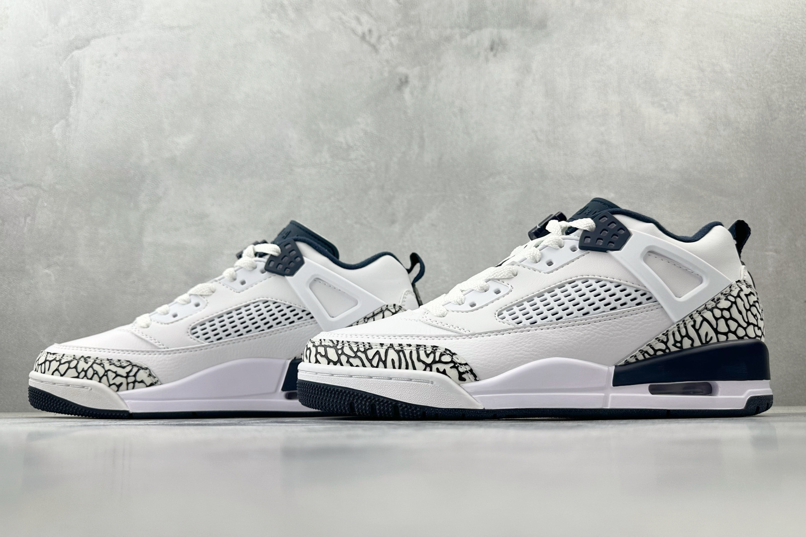 PP 特价本地💰130
特价福利 Jordan Spizike Low 白蓝

货号：FQ1759-104
尺码：36 36.5 37.5 38 38.5 39 40 40.5 41 42 42.5 43 44 44.5 45 46
编码：23