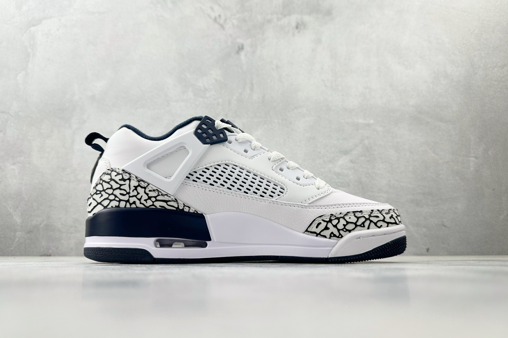 PP 特价本地💰130
特价福利 Jordan Spizike Low 白蓝

货号：FQ1759-104
尺码：36 36.5 37.5 38 38.5 39 40 40.5 41 42 42.5 43 44 44.5 45 46
编码：23