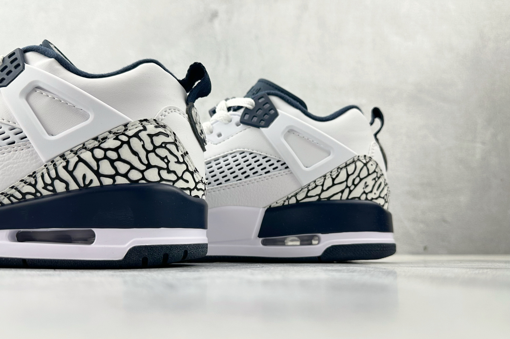 PP 特价本地💰130
特价福利 Jordan Spizike Low 白蓝

货号：FQ1759-104
尺码：36 36.5 37.5 38 38.5 39 40 40.5 41 42 42.5 43 44 44.5 45 46
编码：23