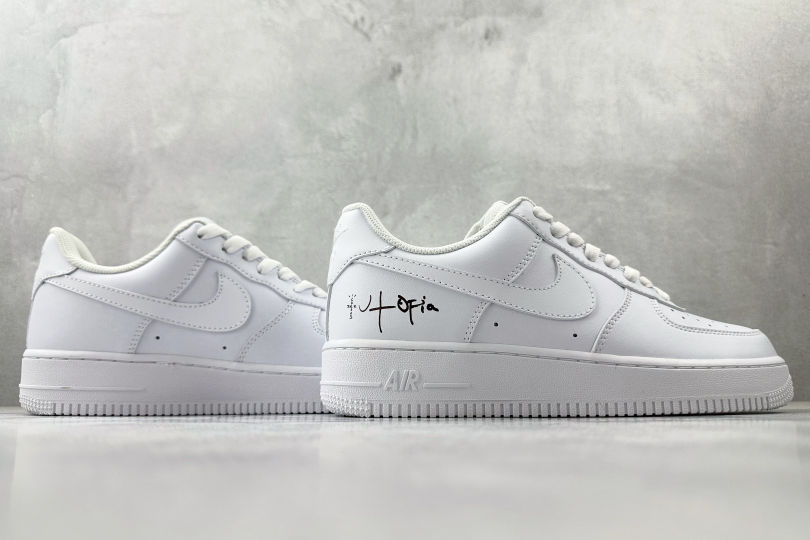 PP 特价本地💰110
特价福利 Travis Scott x Nike Air Force 1 "Utopia" 白色

货号：DD8959-100
尺码：36 36.5 37.5 38 38.5 39 40 40.5 41 42 42.5 43 44 44.5 45 46
编码：21