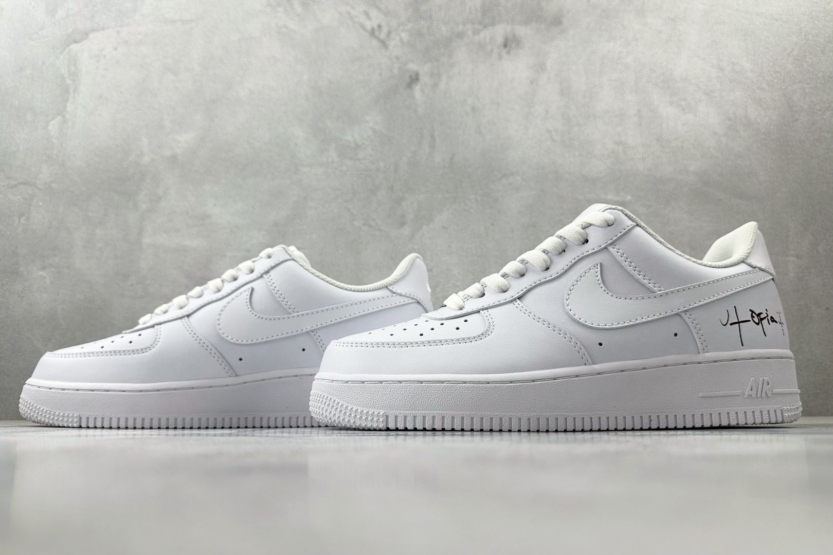 PP 特价本地💰110
特价福利 Travis Scott x Nike Air Force 1 "Utopia" 白色

货号：DD8959-100
尺码：36 36.5 37.5 38 38.5 39 40 40.5 41 42 42.5 43 44 44.5 45 46
编码：21