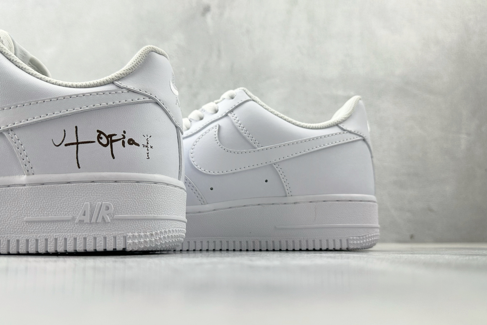 PP 特价本地💰110
特价福利 Travis Scott x Nike Air Force 1 "Utopia" 白色

货号：DD8959-100
尺码：36 36.5 37.5 38 38.5 39 40 40.5 41 42 42.5 43 44 44.5 45 46
编码：21