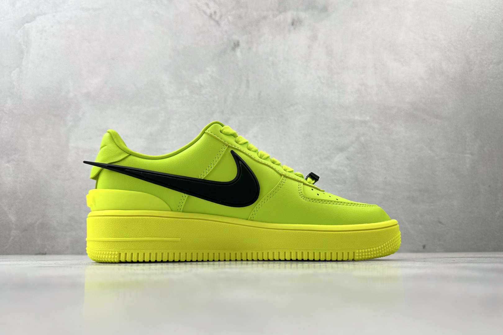 PP 特价本地💰110
特价福利 AMBUSH x Nike Air Force 1 荧光绿

货号：DN1555 200
尺码：36 36.5 37.5 38 38.5 39 40 40.5 41 42 42.5 43 44 44.5 45 46
编码：21