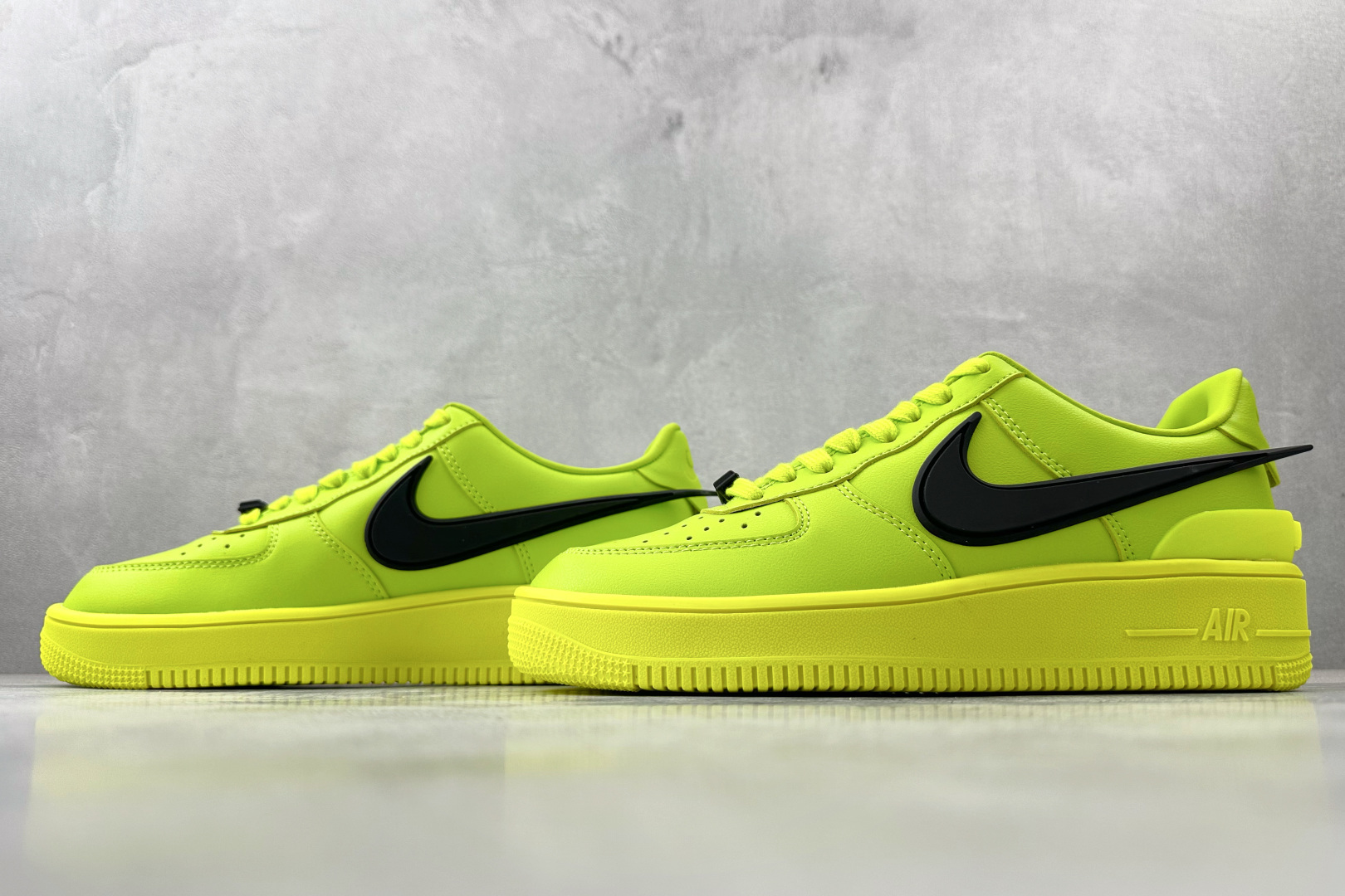 PP 特价本地💰110
特价福利 AMBUSH x Nike Air Force 1 荧光绿

货号：DN1555 200
尺码：36 36.5 37.5 38 38.5 39 40 40.5 41 42 42.5 43 44 44.5 45 46
编码：21