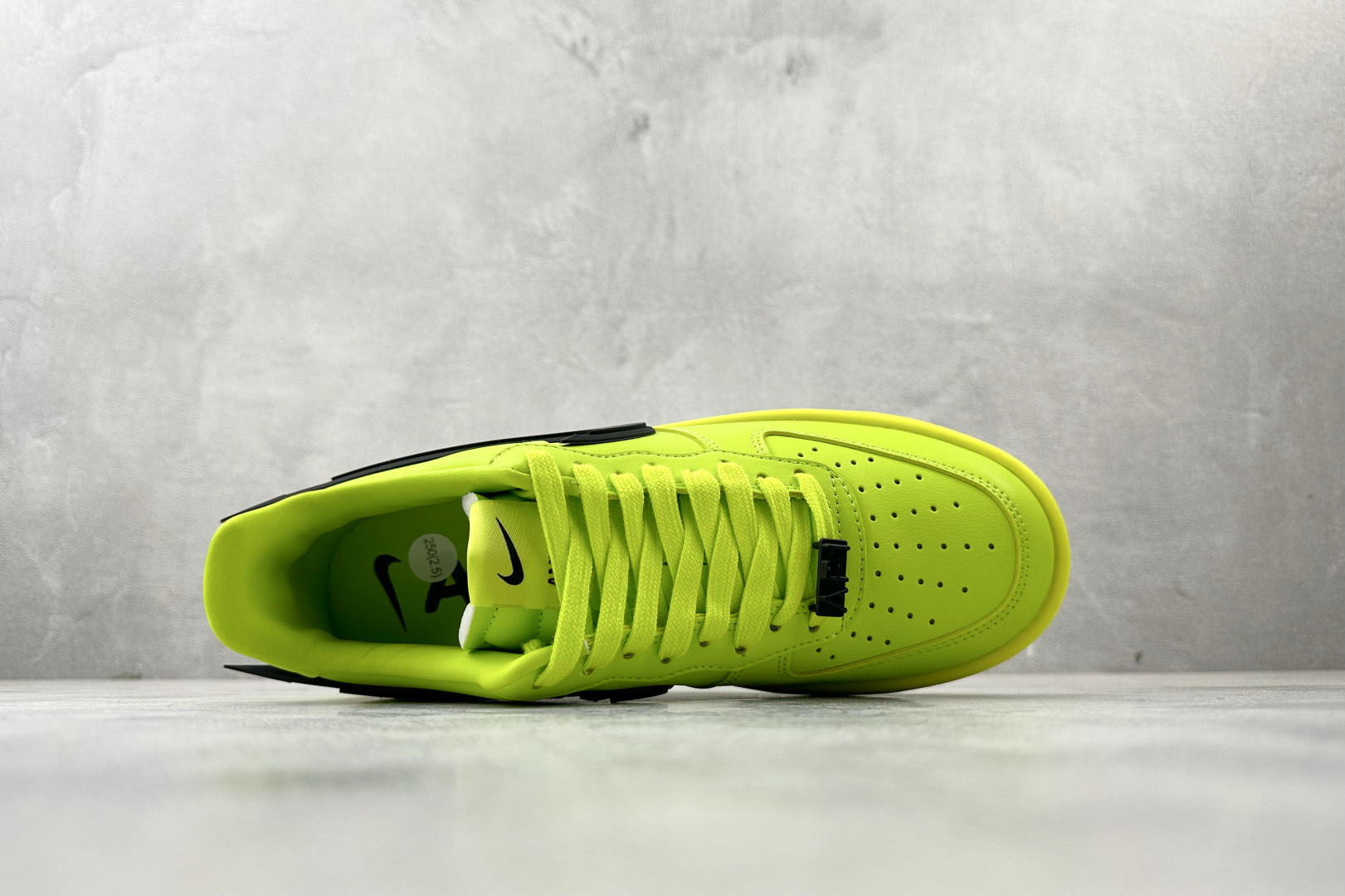 PP 特价本地💰110
特价福利 AMBUSH x Nike Air Force 1 荧光绿

货号：DN1555 200
尺码：36 36.5 37.5 38 38.5 39 40 40.5 41 42 42.5 43 44 44.5 45 46
编码：21