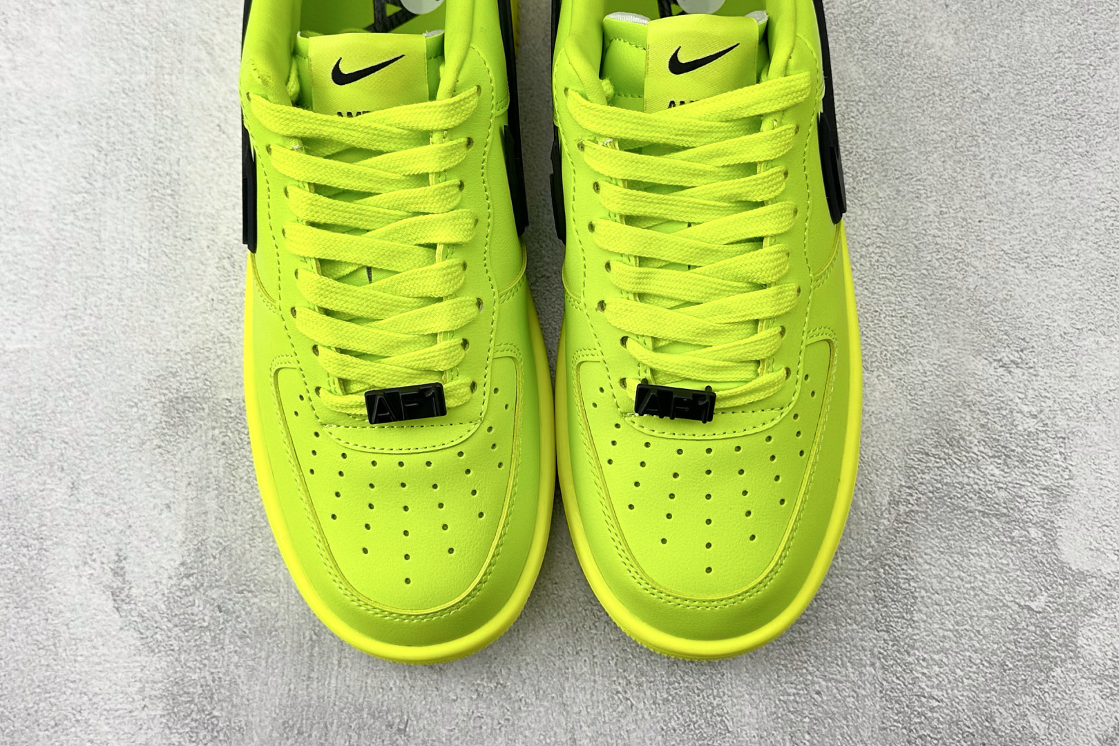 PP 特价本地💰110
特价福利 AMBUSH x Nike Air Force 1 荧光绿

货号：DN1555 200
尺码：36 36.5 37.5 38 38.5 39 40 40.5 41 42 42.5 43 44 44.5 45 46
编码：21