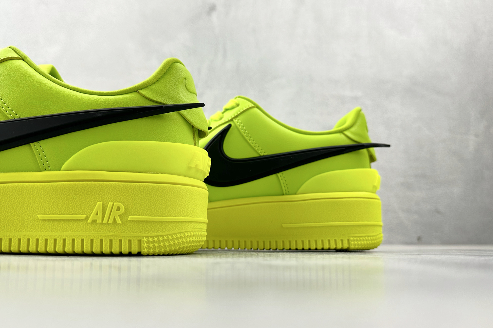 PP 特价本地💰110
特价福利 AMBUSH x Nike Air Force 1 荧光绿

货号：DN1555 200
尺码：36 36.5 37.5 38 38.5 39 40 40.5 41 42 42.5 43 44 44.5 45 46
编码：21