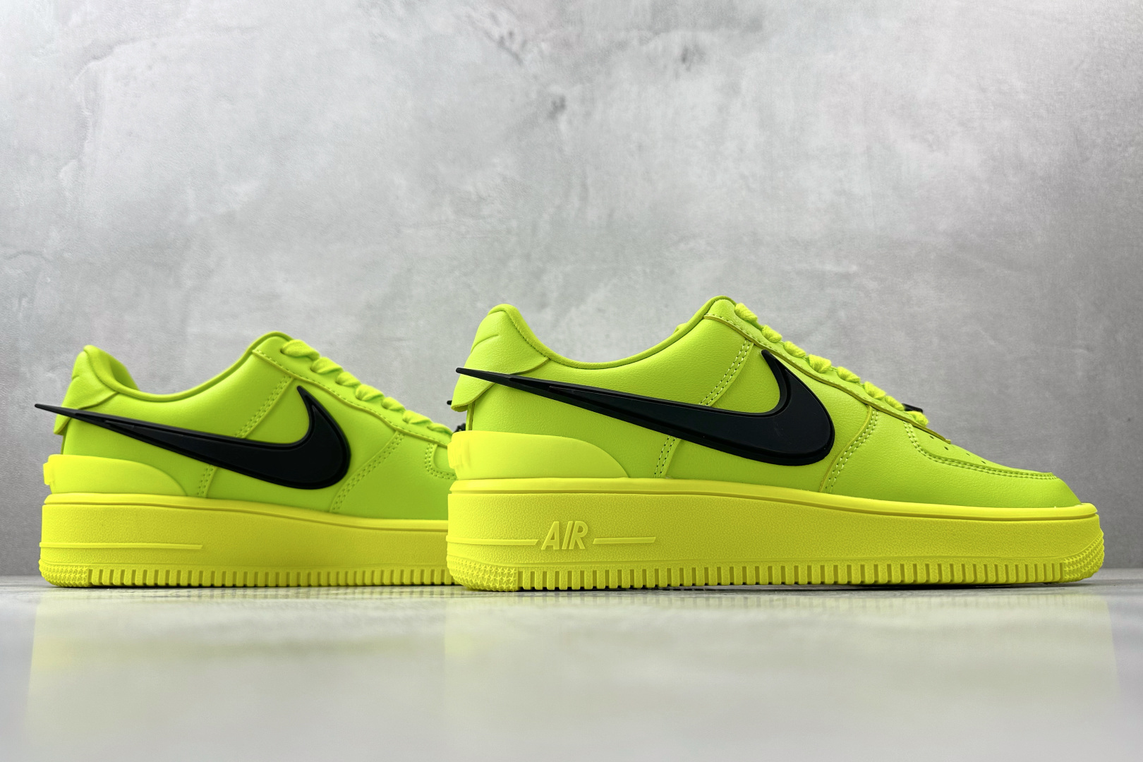 PP 特价本地💰110
特价福利 AMBUSH x Nike Air Force 1 荧光绿

货号：DN1555 200
尺码：36 36.5 37.5 38 38.5 39 40 40.5 41 42 42.5 43 44 44.5 45 46
编码：21