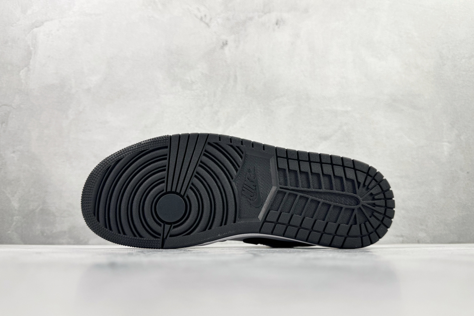 240 Jordan Air Jordan 1 Low 黑白 I03393-010