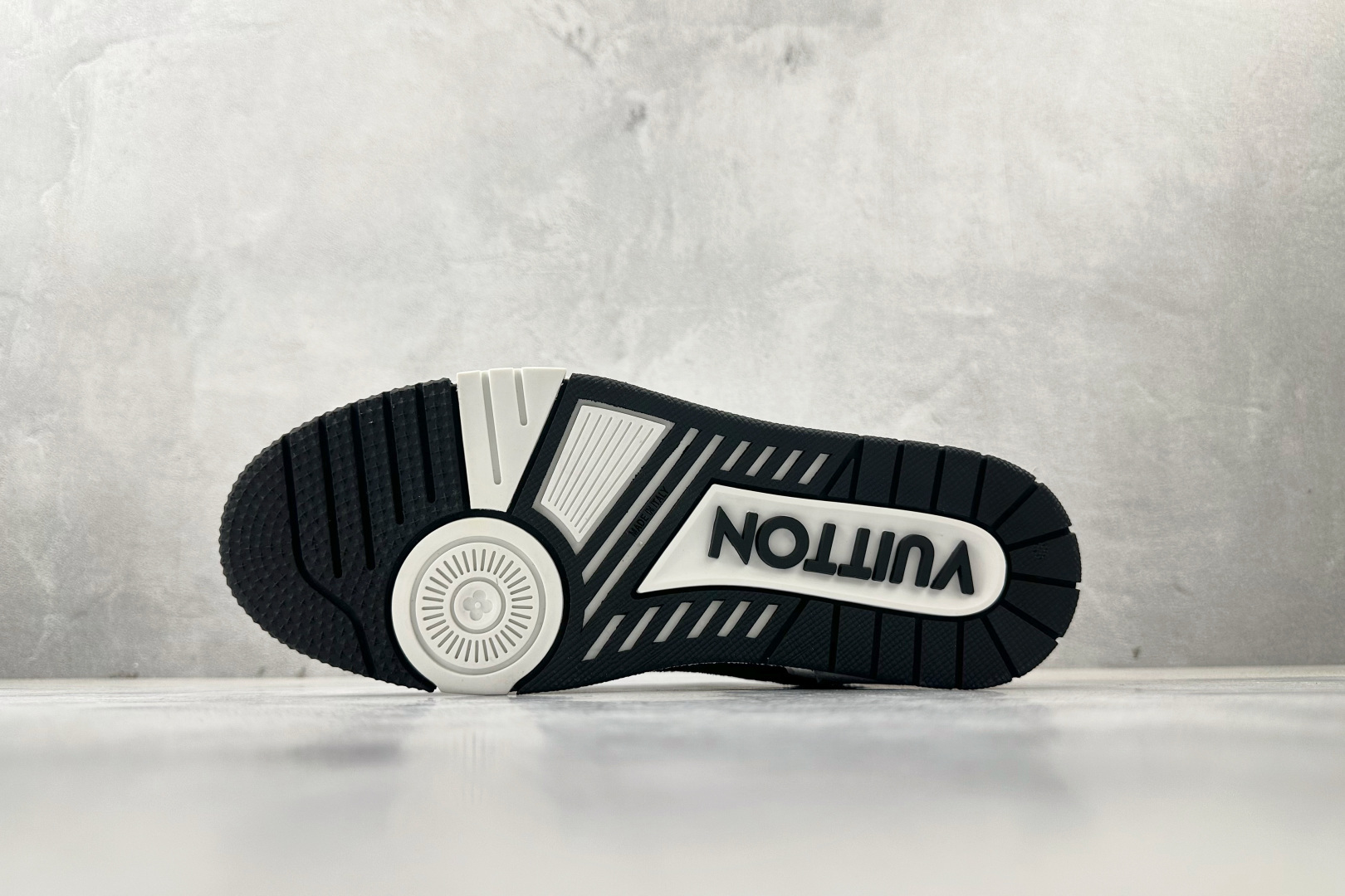 顶级纯原 LOUIS VUITTTrainer 黑白 1AC2A5