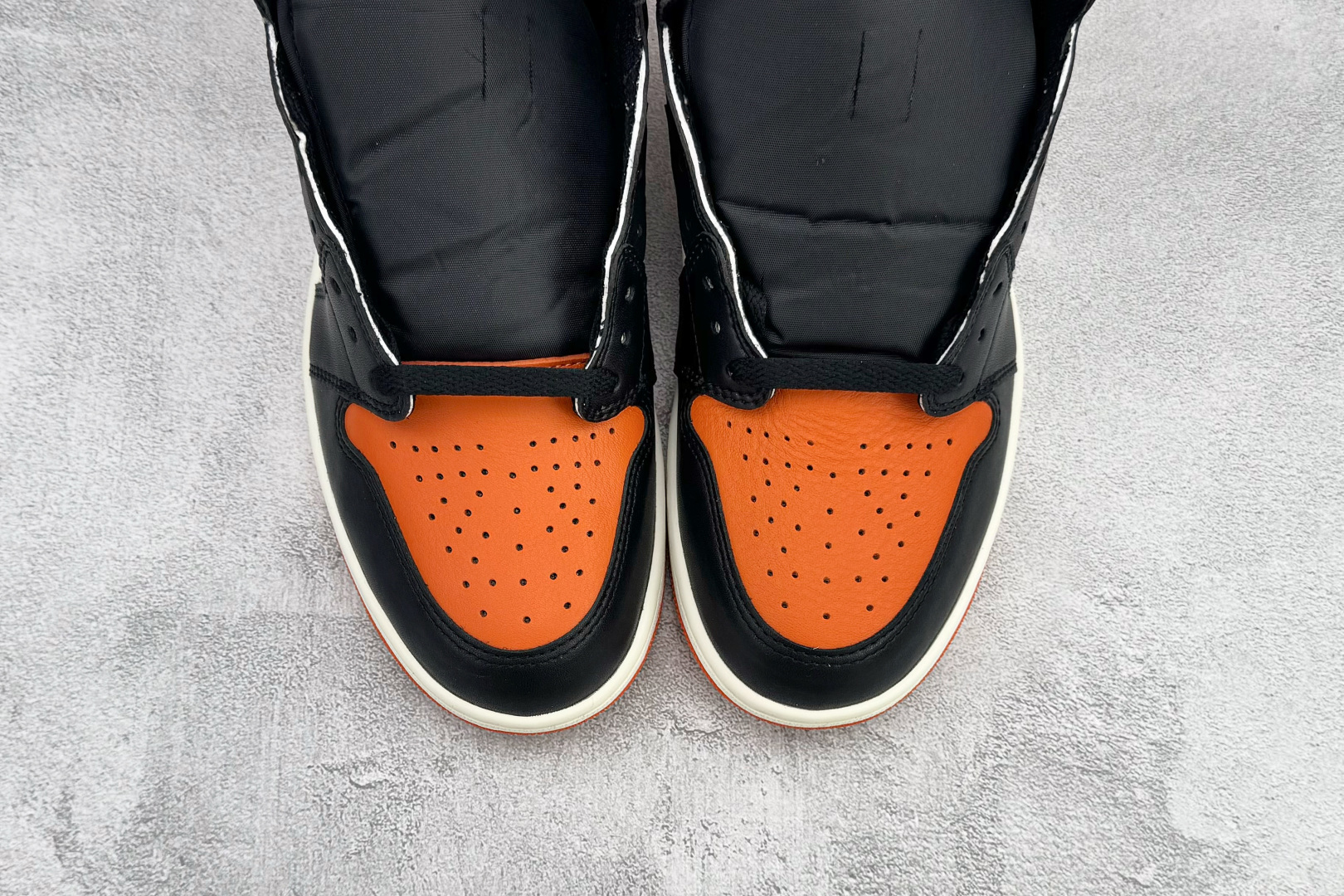 230 Jordan Air Jordan 1 High 白黑橙 DZ5485-008