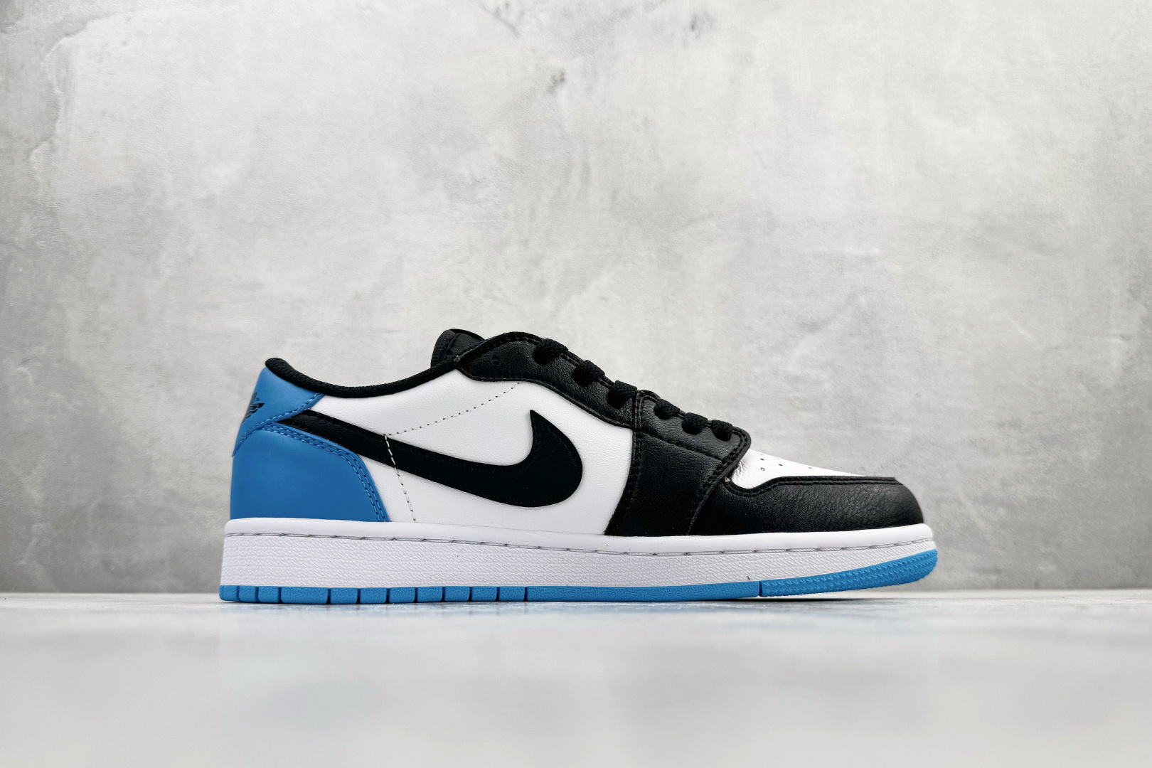 210 Jordan Air Jordan 1 retro low 黑白蓝 CZ0790-104