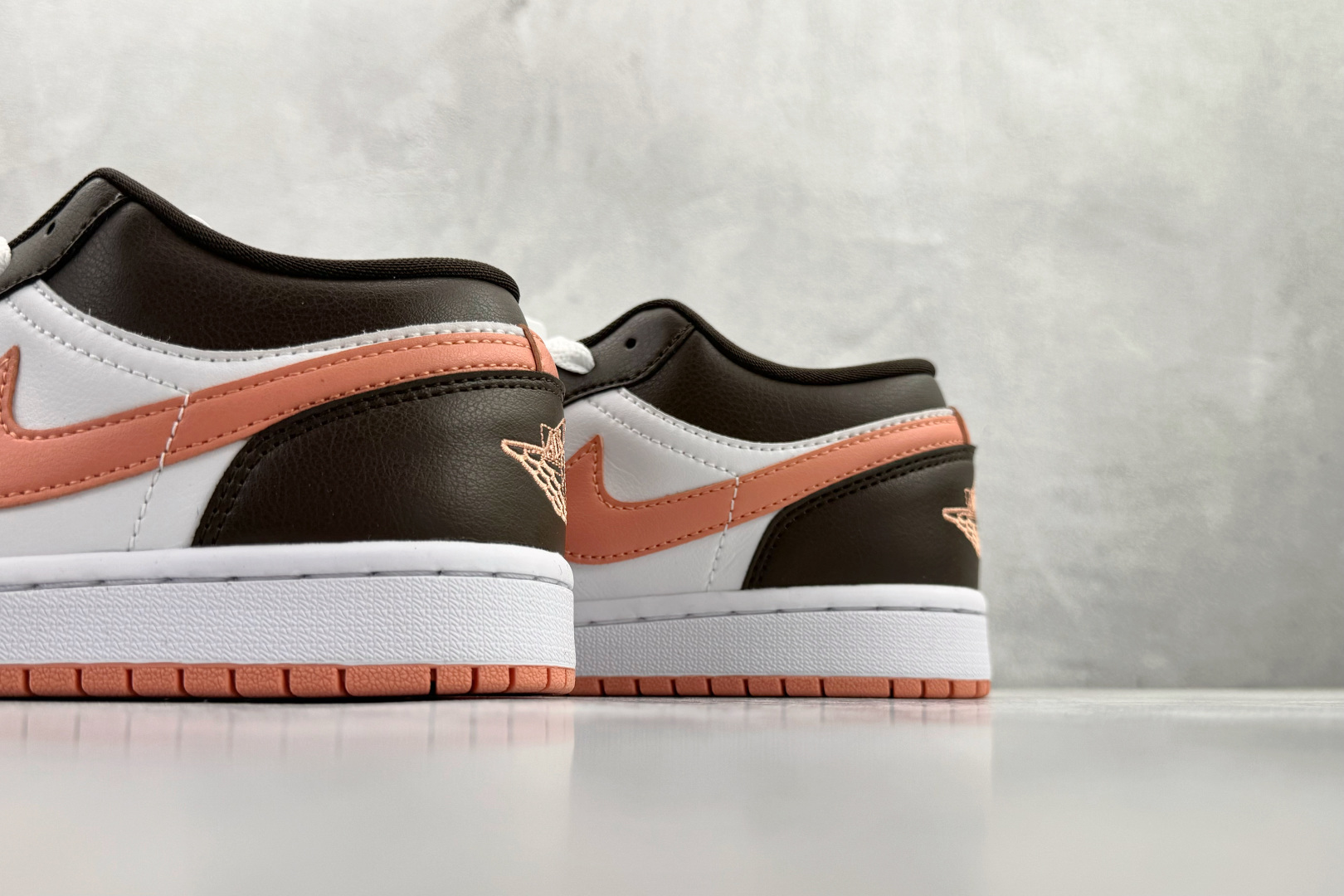 210 Jordan Air Jordan 1 low 黑白粉 DC0774-182