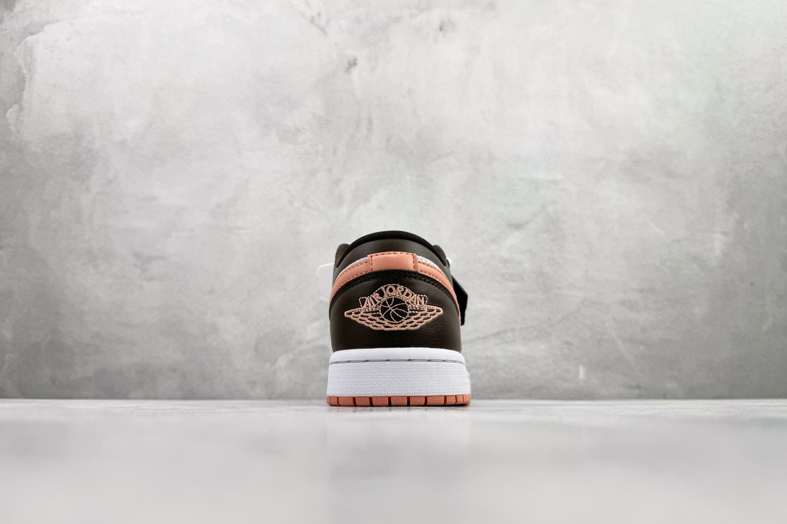 210 Jordan Air Jordan 1 low 黑白粉 DC0774-182