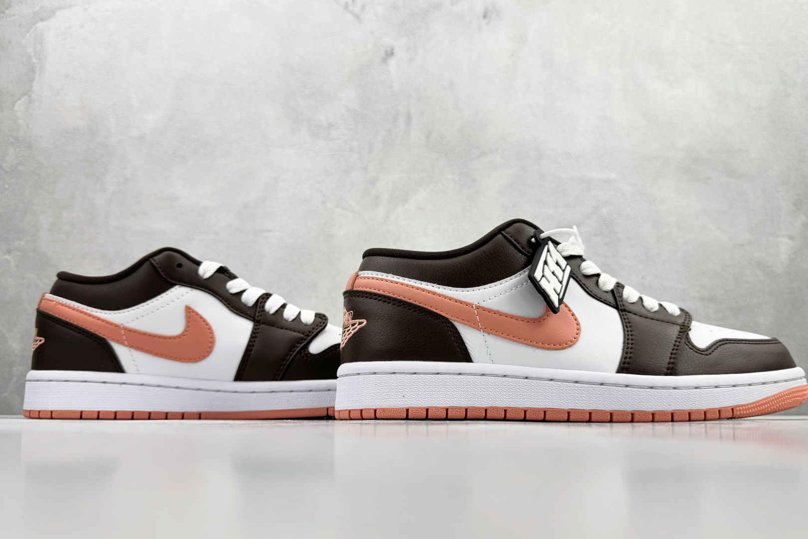 210 Jordan Air Jordan 1 low 黑白粉 DC0774-182