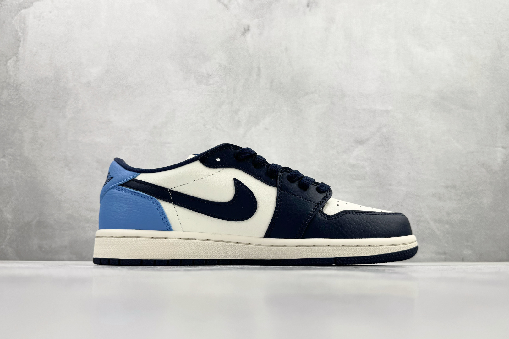 210 Jordan Air Jordan 1 retro low 黑白蓝 CZ0790-400