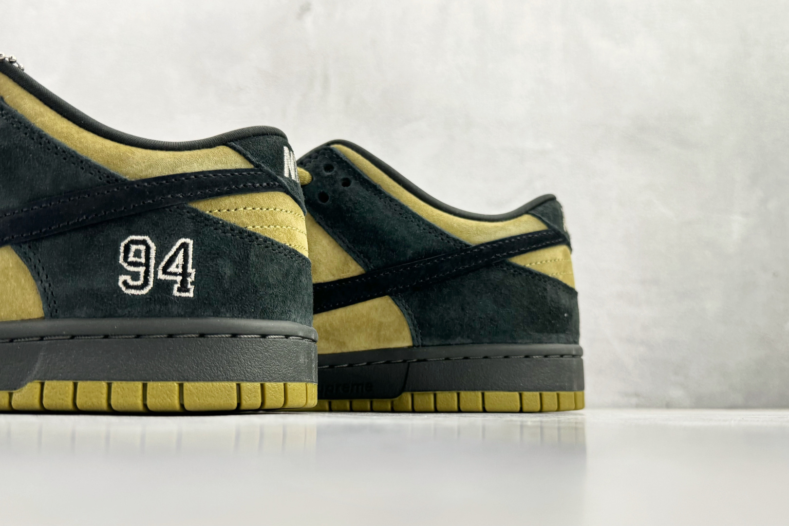 340 Nike x Supreme Dunk SB Dunk Low 黄黑 HQ8487-300