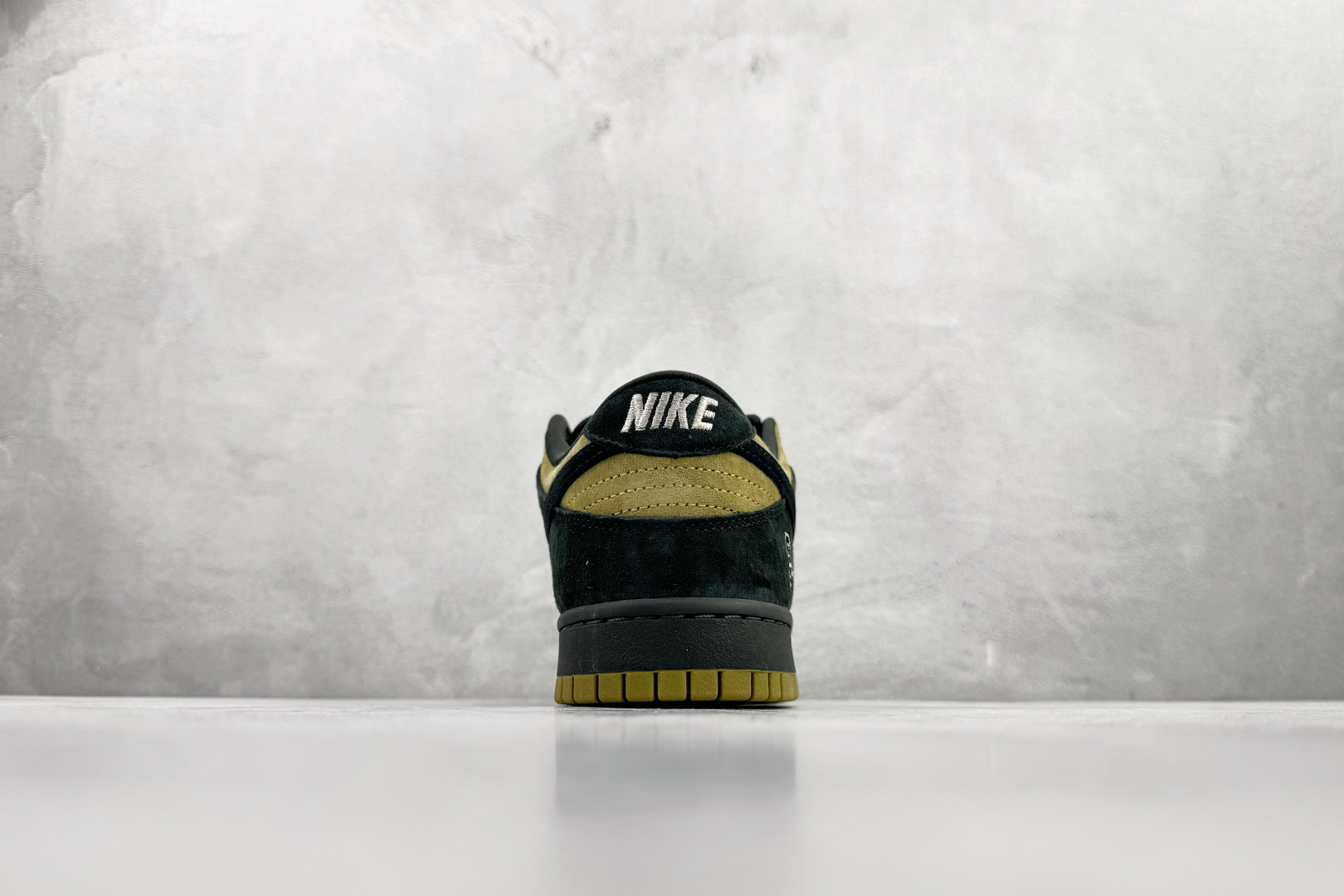 340 Nike x Supreme Dunk SB Dunk Low 黄黑 HQ8487-300