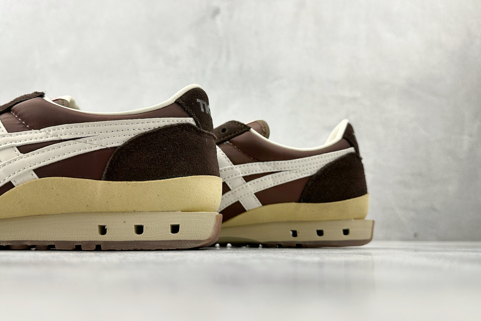 渠道特供 Onitsuka Tiger鬼塚虎 Ultimate 81 NM 棕色 1183B536-201-莆田鞋,莆田鞋货源,高仿鞋,高仿鞋货源,安福档口,莆田高仿鞋,莆田鞋批发,高仿鞋批发,莆田高仿运动鞋,高仿运动鞋,莆田运动鞋 渠道特供 Onitsuka Tiger鬼塚虎 Ultimate 81 NM 棕色 1183B536-201