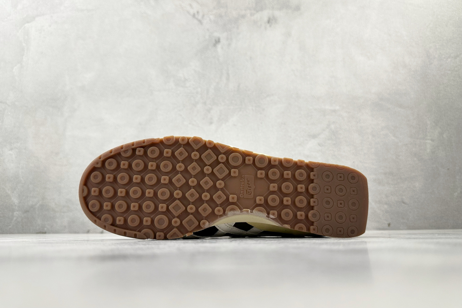 渠道特供 Onitsuka Tiger鬼塚虎 Ultimate 81 NM 棕色 1183B536-201-莆田鞋,莆田鞋货源,高仿鞋,高仿鞋货源,安福档口,莆田高仿鞋,莆田鞋批发,高仿鞋批发,莆田高仿运动鞋,高仿运动鞋,莆田运动鞋 渠道特供 Onitsuka Tiger鬼塚虎 Ultimate 81 NM 棕色 1183B536-201