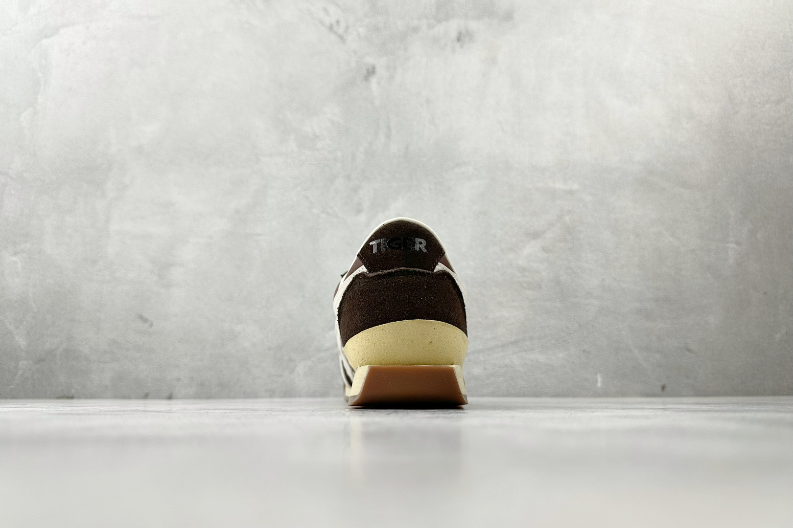 渠道特供 Onitsuka Tiger鬼塚虎 Ultimate 81 NM 棕色 1183B536-201-莆田鞋,莆田鞋货源,高仿鞋,高仿鞋货源,安福档口,莆田高仿鞋,莆田鞋批发,高仿鞋批发,莆田高仿运动鞋,高仿运动鞋,莆田运动鞋 渠道特供 Onitsuka Tiger鬼塚虎 Ultimate 81 NM 棕色 1183B536-201