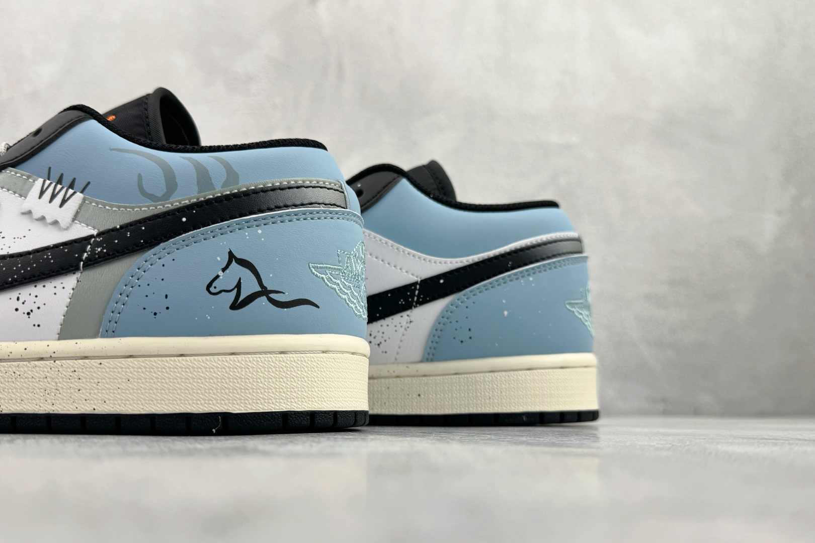 定制球鞋Jordan Air Jordan 1 奔腾不息 黑蓝 553558-081