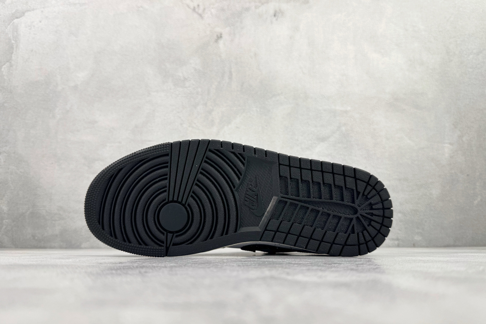 定制球鞋Jordan Air Jordan 1 奔腾不息 黑蓝 553558-081