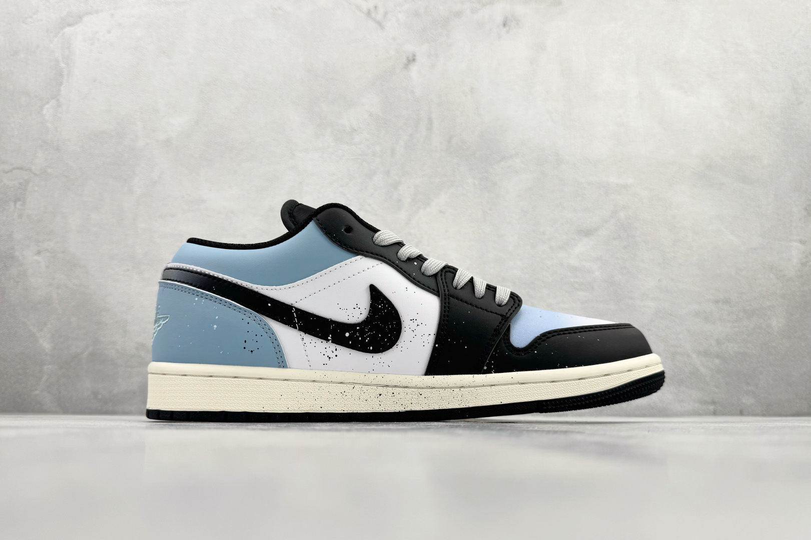 定制球鞋Jordan Air Jordan 1 奔腾不息 黑蓝 553558-081