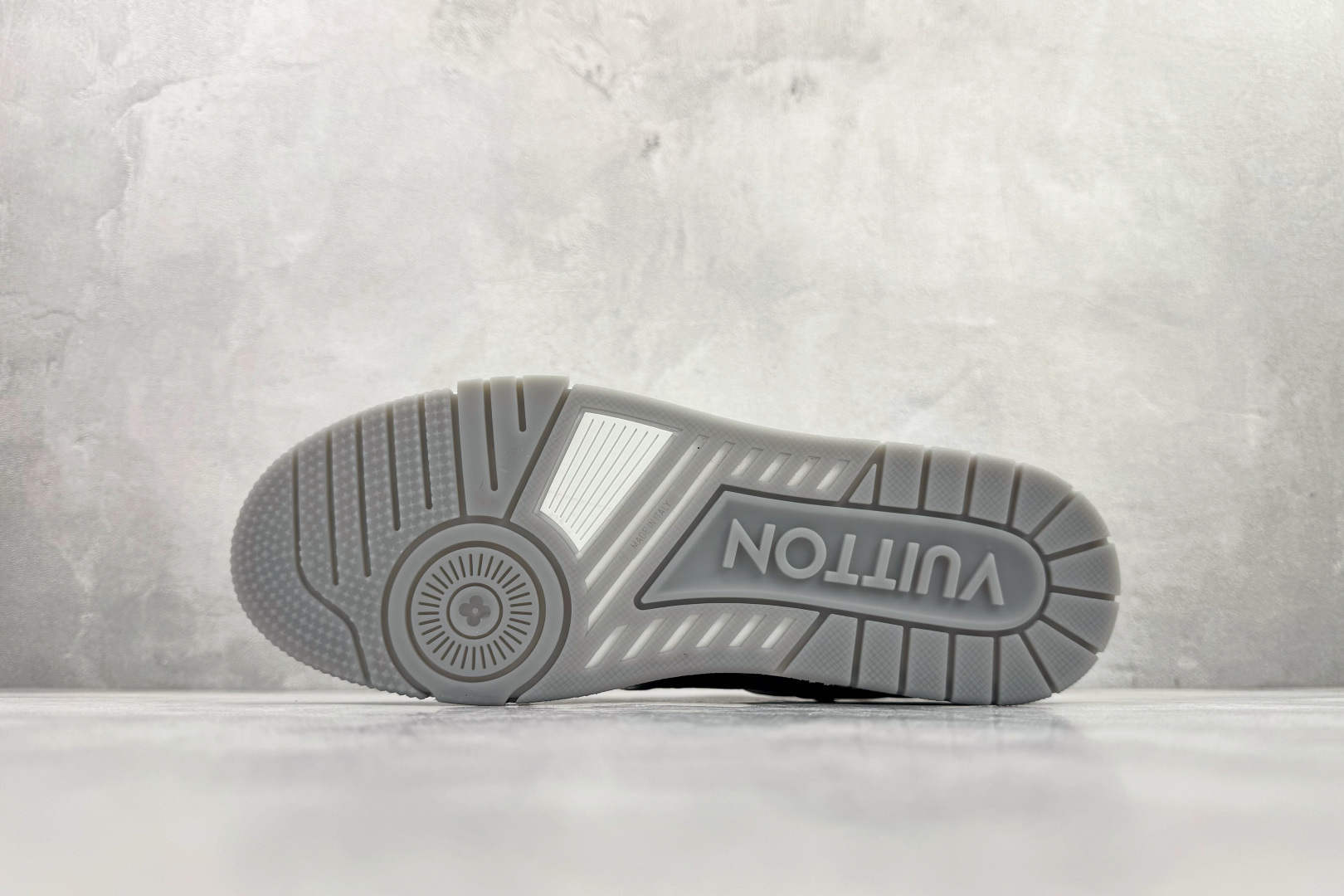 LOUIS VUITTTrainer 黑色 1AJ128-莆田鞋,莆田鞋货源,高仿鞋,高仿鞋货源,安福档口,莆田高仿鞋,莆田鞋批发,高仿鞋批发,莆田高仿运动鞋,高仿运动鞋,莆田运动鞋 LOUIS VUITTTrainer 黑色 1AJ128