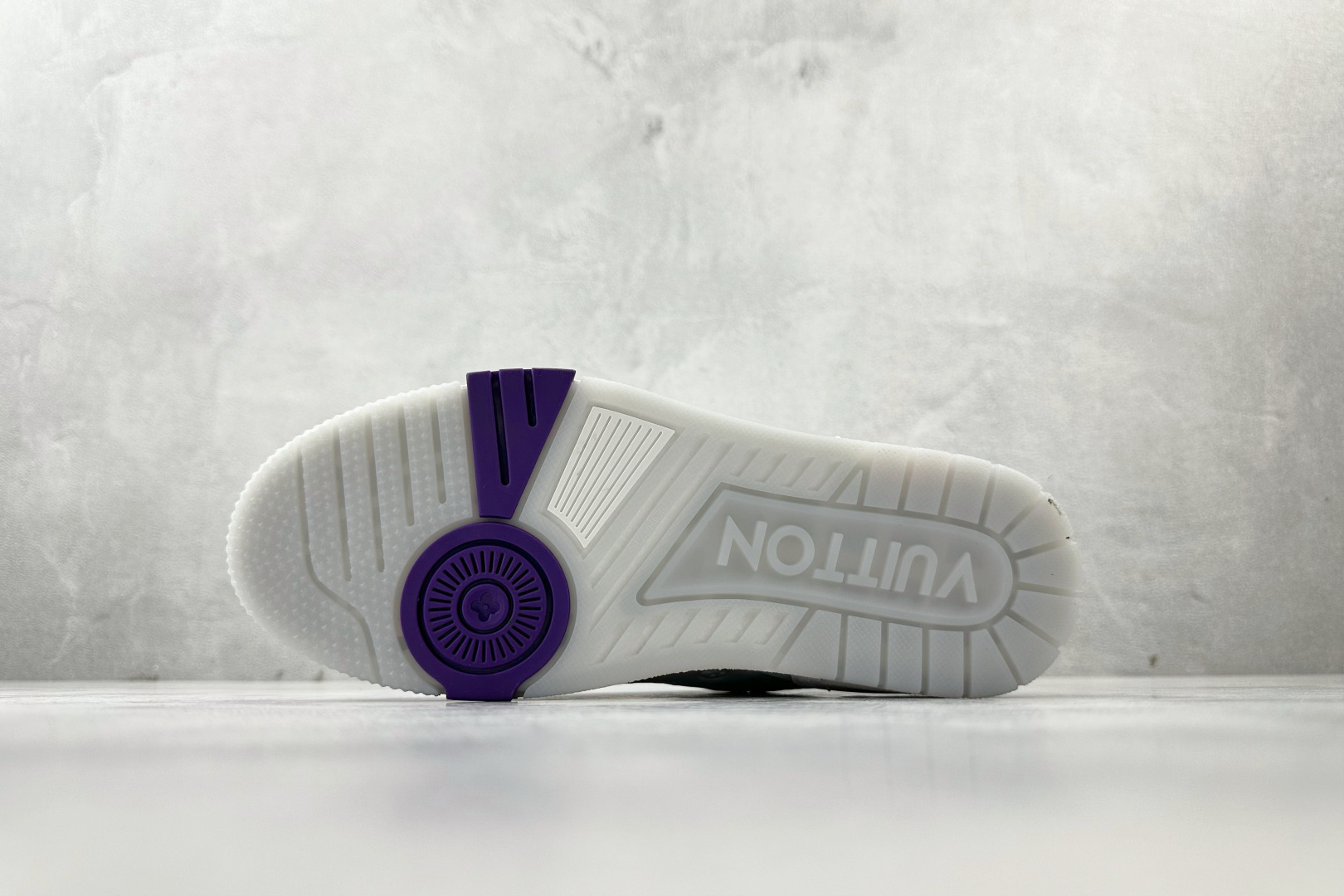 LOUIS VUITTTrainer 白粉色 上海邮轮限定 1APHLG