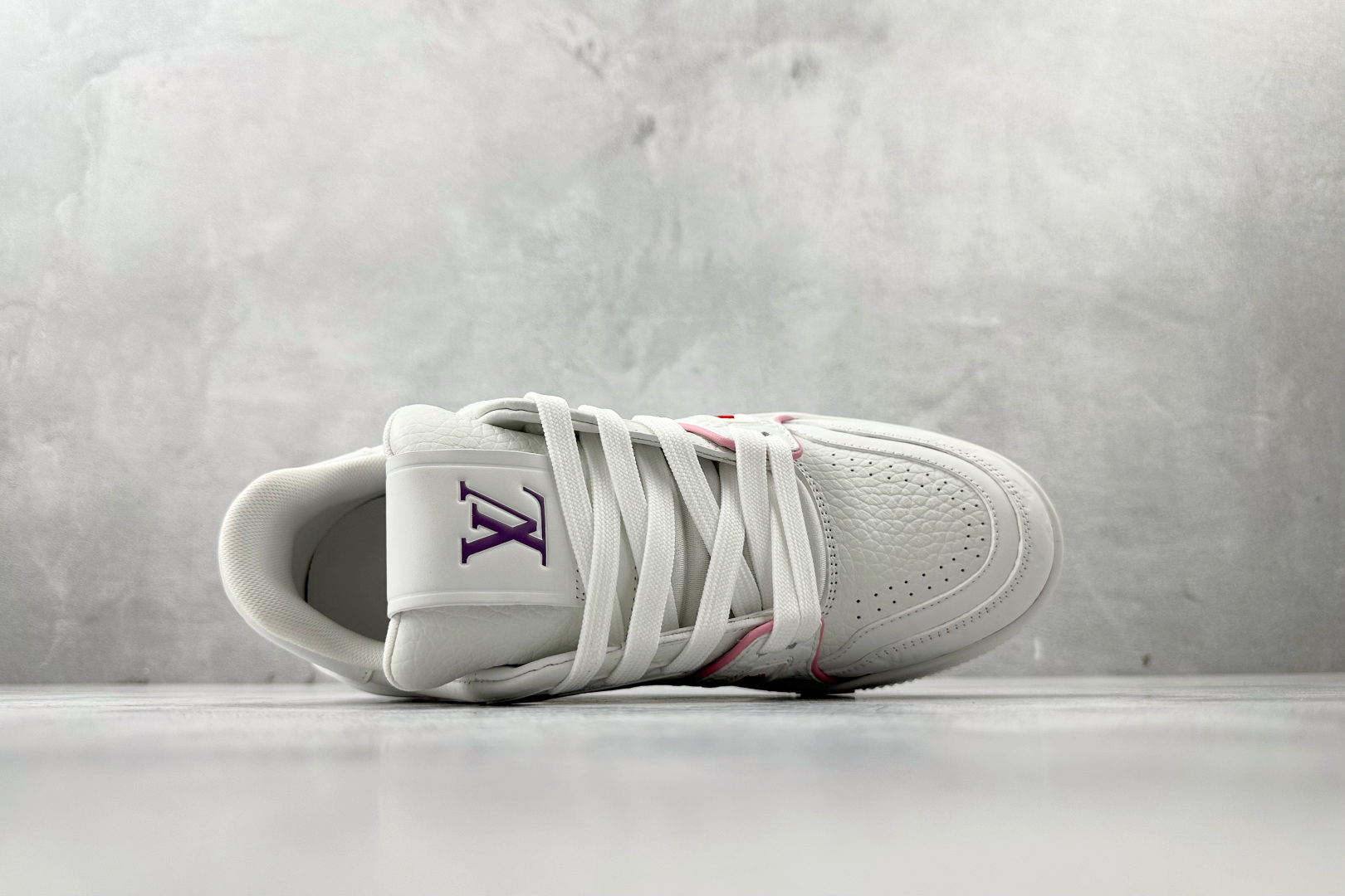 LOUIS VUITTTrainer 白粉色 上海邮轮限定 1APHLG