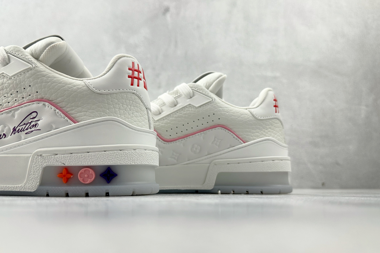 LOUIS VUITTTrainer 白粉色 上海邮轮限定 1APHLG