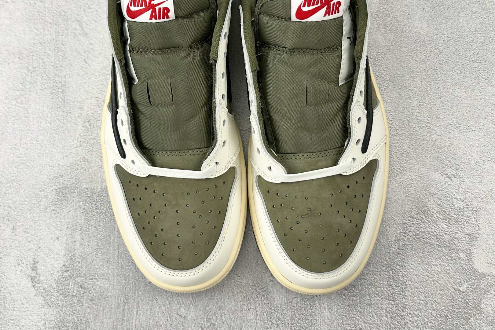 全新版本升级 Travis Scott x Jordan Air Jordan 1 倒钩 8.0 Low ”Medium Olive” 米绿 DM7866-200-莆田鞋,莆田鞋货源,高仿鞋,高仿鞋货源,安福档口,莆田高仿鞋,莆田鞋批发,高仿鞋批发,莆田高仿运动鞋,高仿运动鞋,莆田运动鞋 全新版本升级 Travis Scott x Jordan Air Jordan 1 倒钩 8.0 Low ”Medium Olive” 米绿 DM7866-200