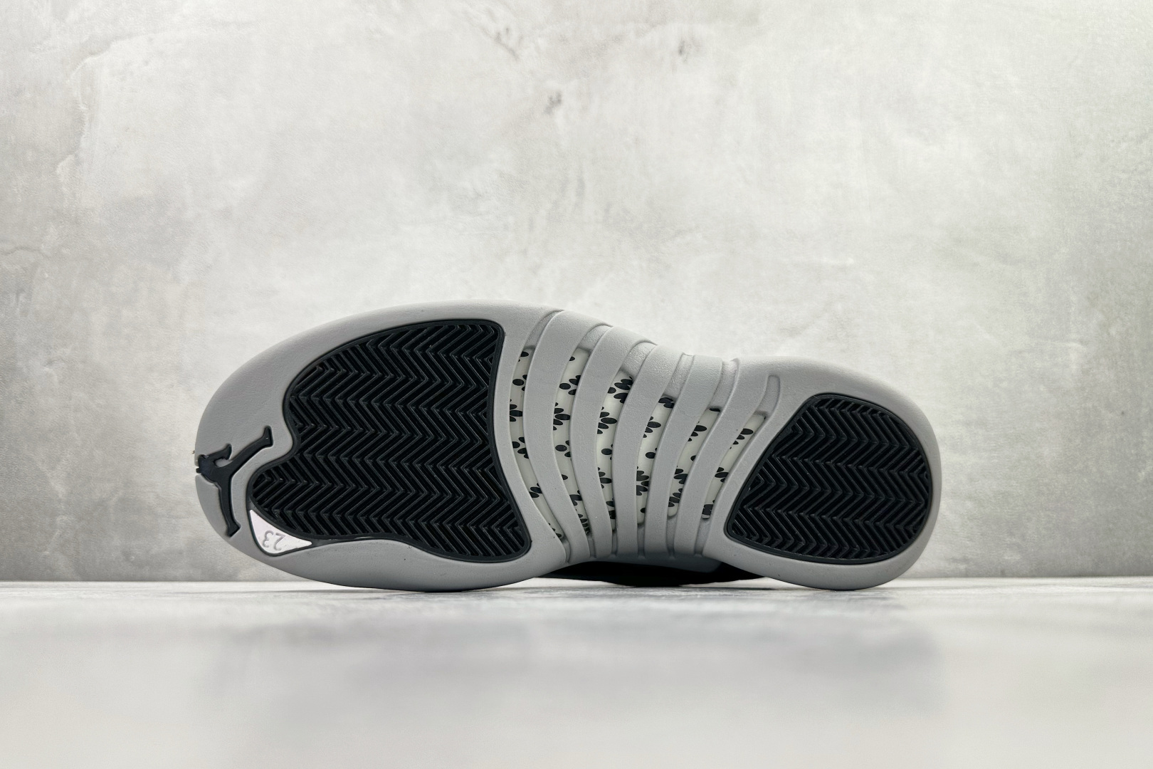 Jordan Air Jordan 12 Retro Black and Woif Grey 黑灰 CT8013-010