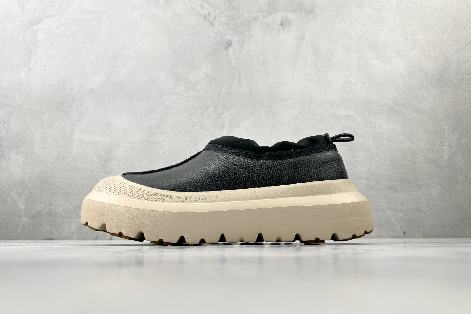 UGG 包头套脚 黑白色 1158351-BCKBR