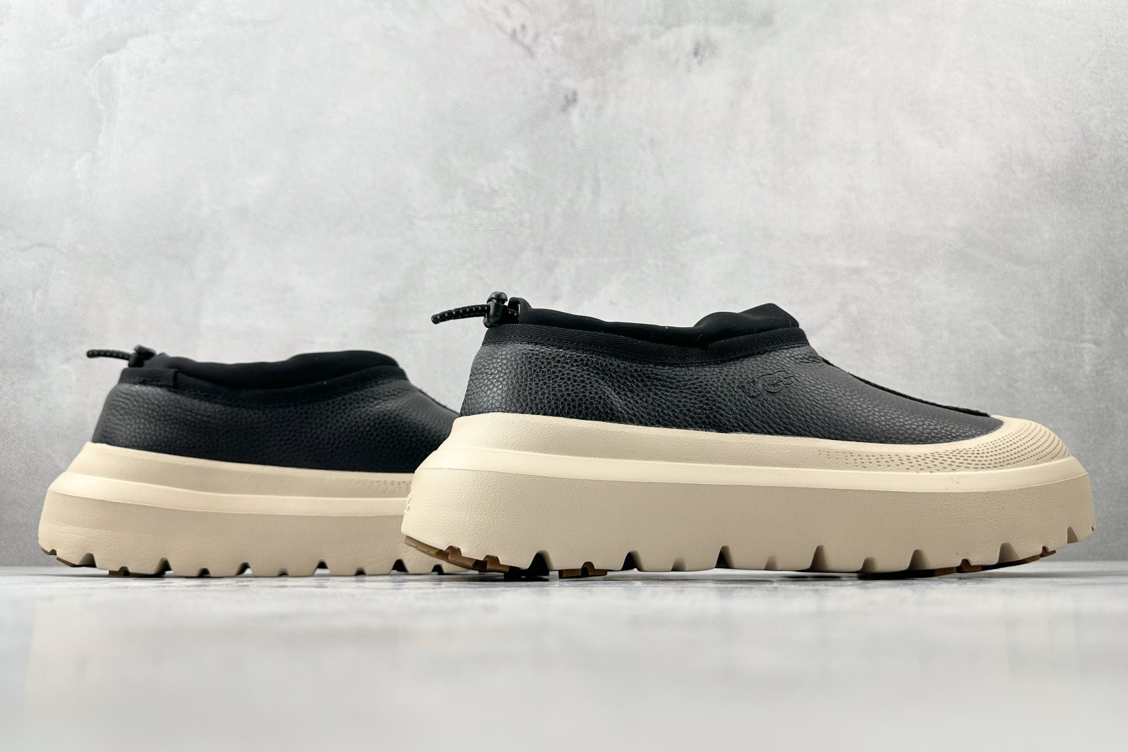 UGG 包头套脚 黑白色 1158351-BCKBR