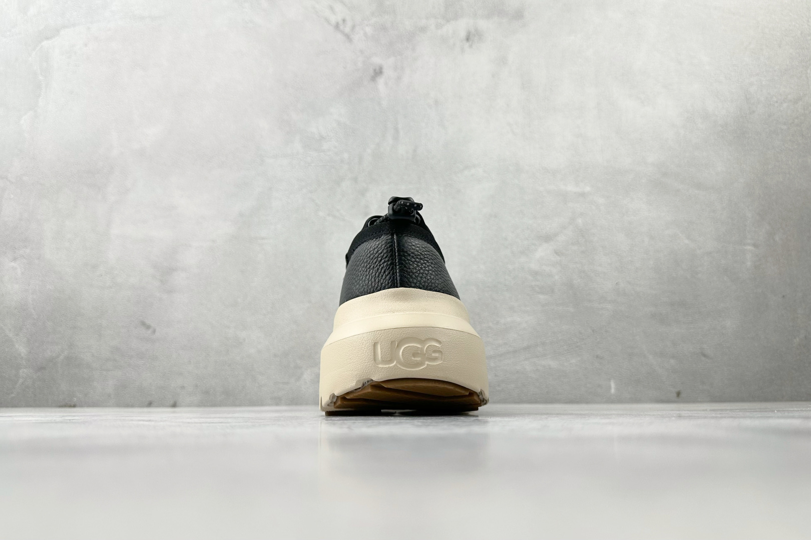 UGG 包头套脚 黑白色 1158351-BCKBR