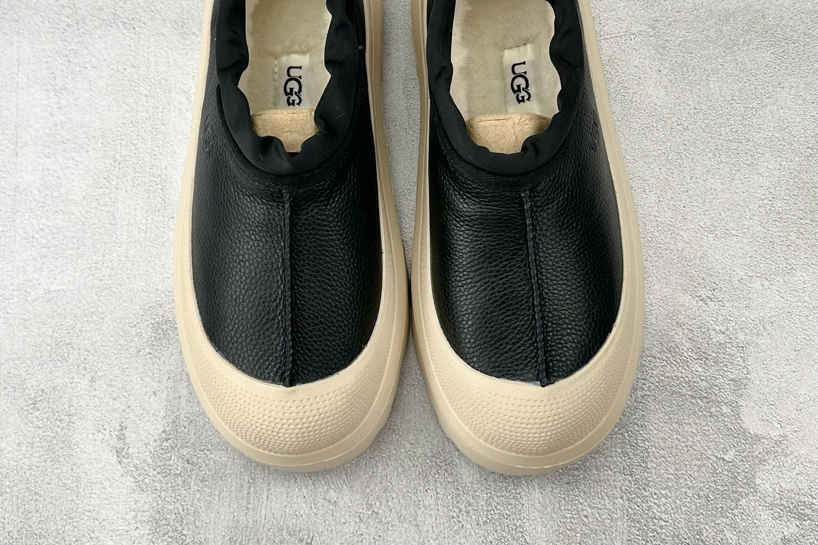 UGG 包头套脚 黑白色 1158351-BCKBR