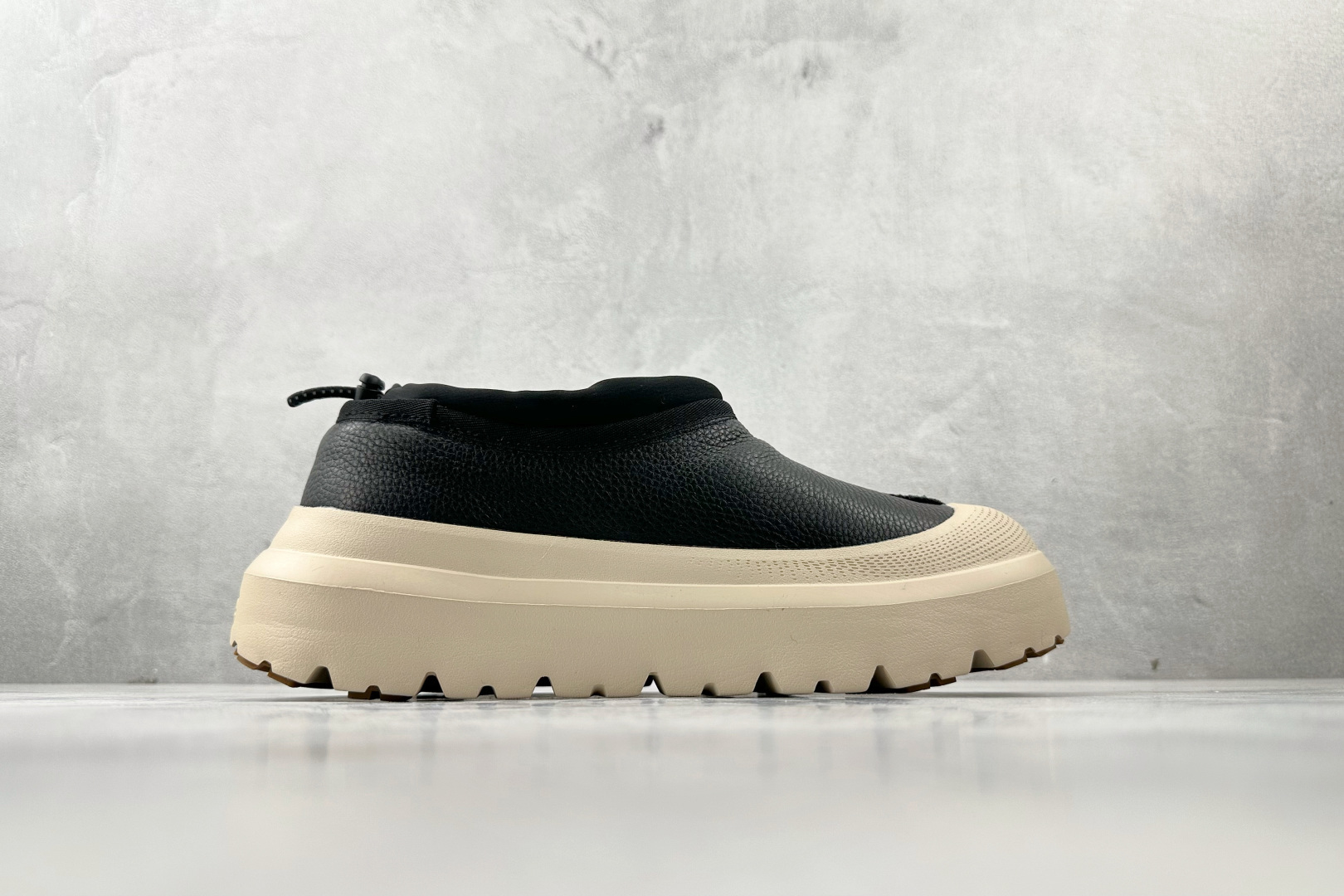 UGG 包头套脚 黑白色 1158351-BCKBR