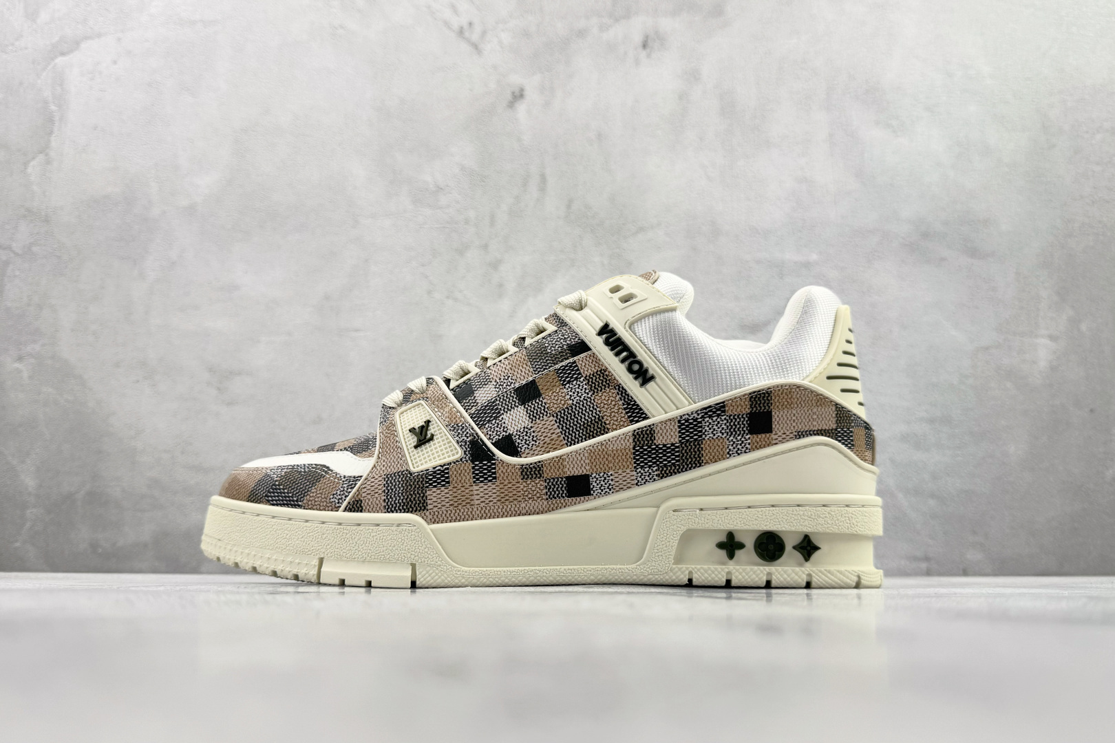 顶级纯原 LOUIS VUITTTrainer 米色 1ADI3G