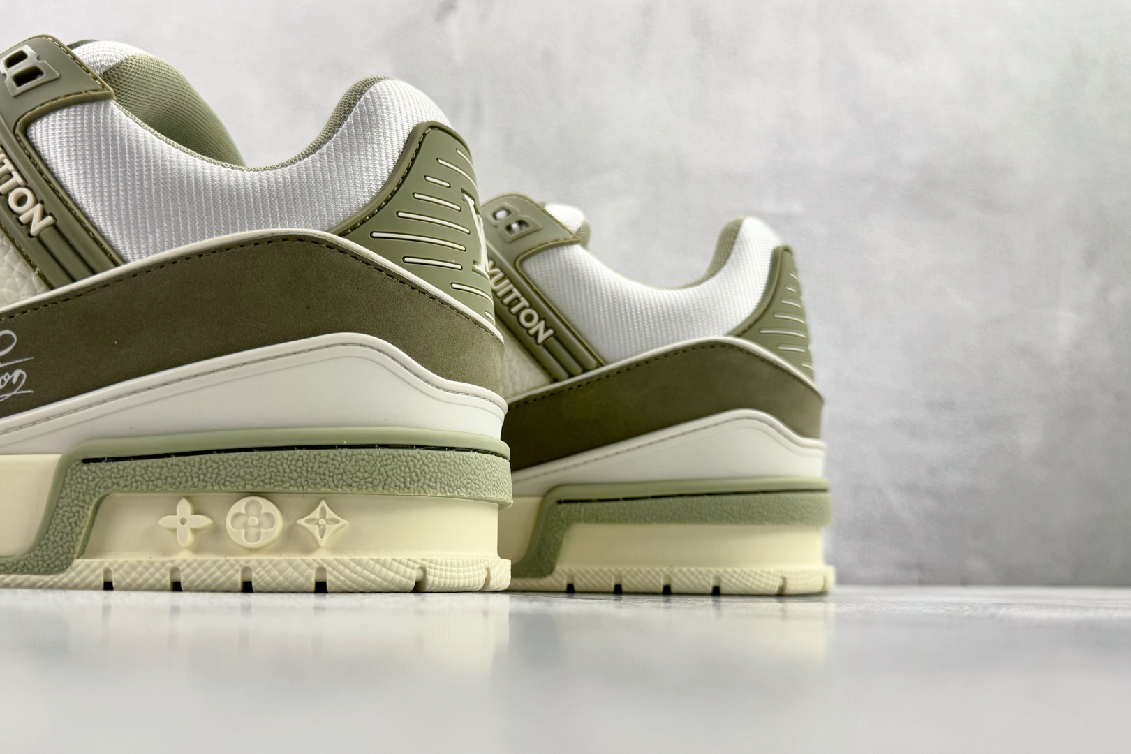 顶级纯原 LOUIS VUITTTrainer 浅绿色 1ADHC9