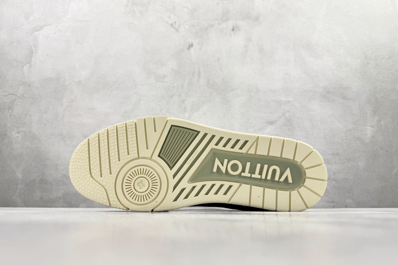 顶级纯原 LOUIS VUITTTrainer 浅绿色 1ADHC9