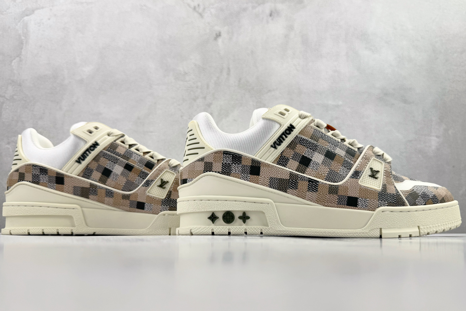 顶级纯原 LOUIS VUITTTrainer 米色 1ADI3G