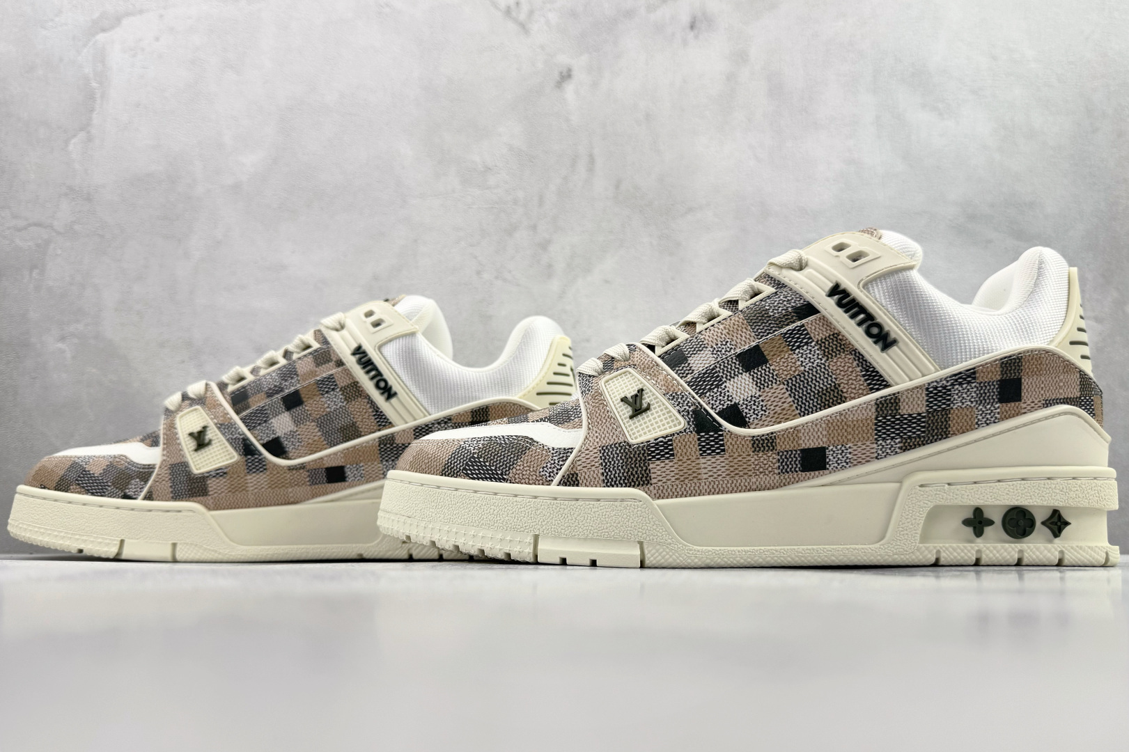 顶级纯原 LOUIS VUITTTrainer 米色 1ADI3G