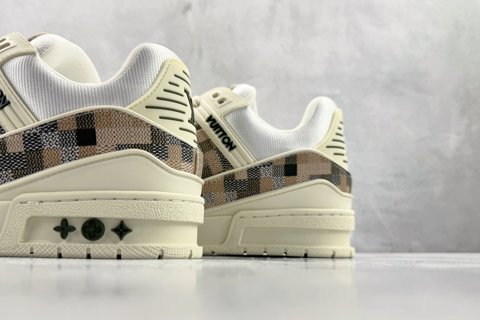 顶级纯原 LOUIS VUITTTrainer 米色 1ADI3G