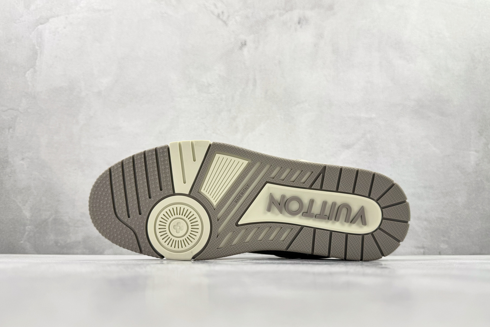 顶级纯原 LOUIS VUITTSKI滑雪系列 SS26 Trainer 米色 1ADEWF